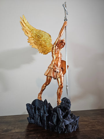 ✨ San Miguel Arcángel – Estatua 3D Impresa y Pintada a Mano