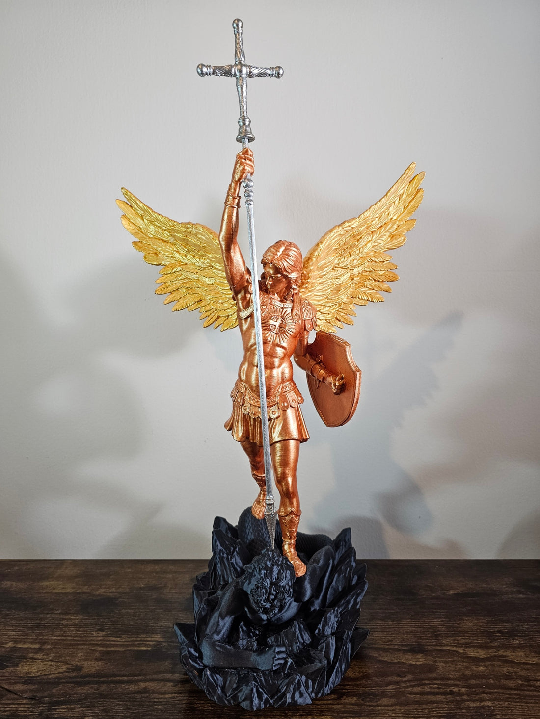 ✨ San Miguel Arcángel – Estatua 3D Impresa y Pintada a Mano